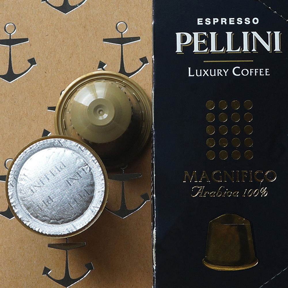 Pellini Espresso - Magnifico coffee capsules with black packaging box on a brown background