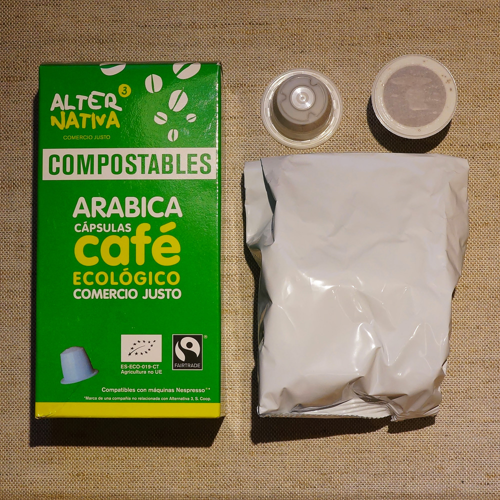 AlterNativa3 - compostable coffee capsules with a packaging and a green box on beige background