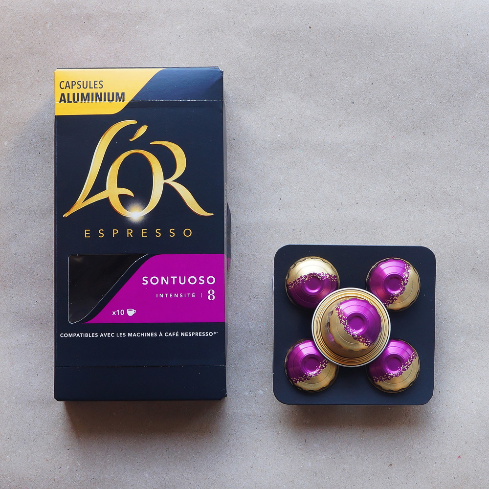 Sontuoso by L'Or Espresso - five colourfull coffee capsules with a box on grey background