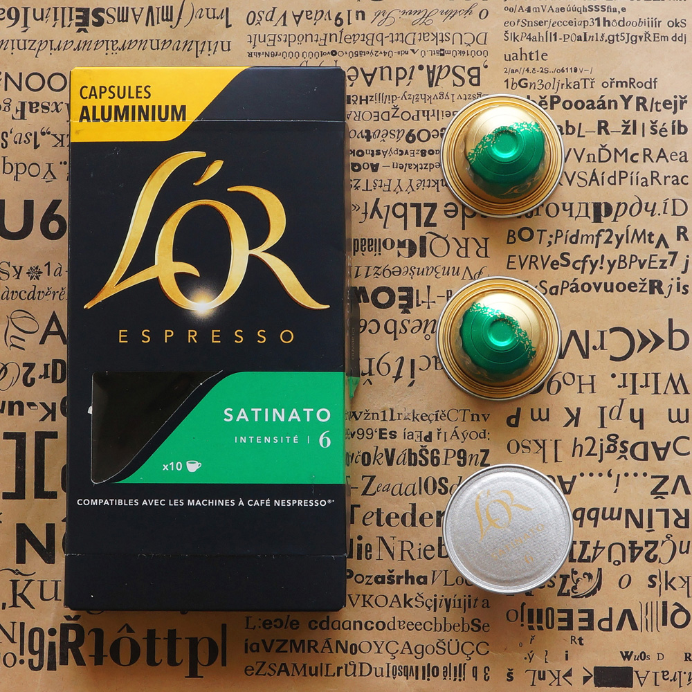 Satinato by L'Or Espresso - three golden and green coffee capsules with a box